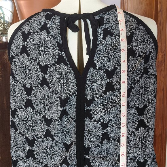 GAP keyhole tie black & white medallion top EUC - Picture 7 of 8